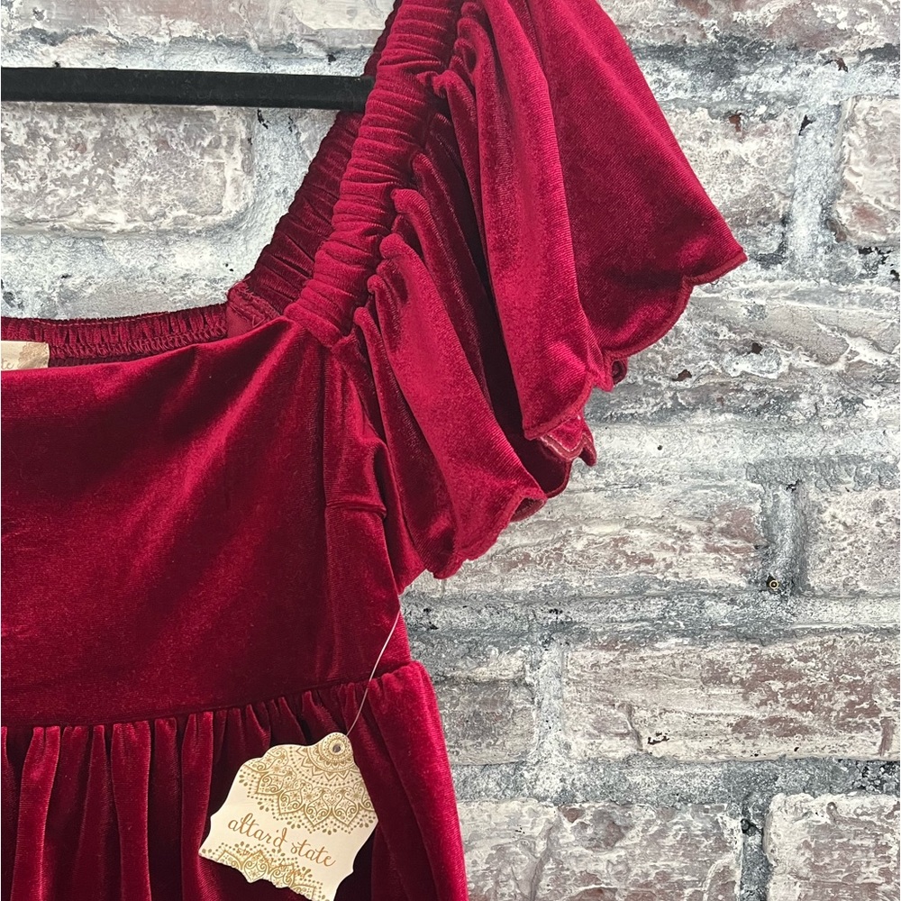 NWT Gorgeous Burgundy wine color velvet  slightly cropped top scalloped sleeves - Picture 2 of 12